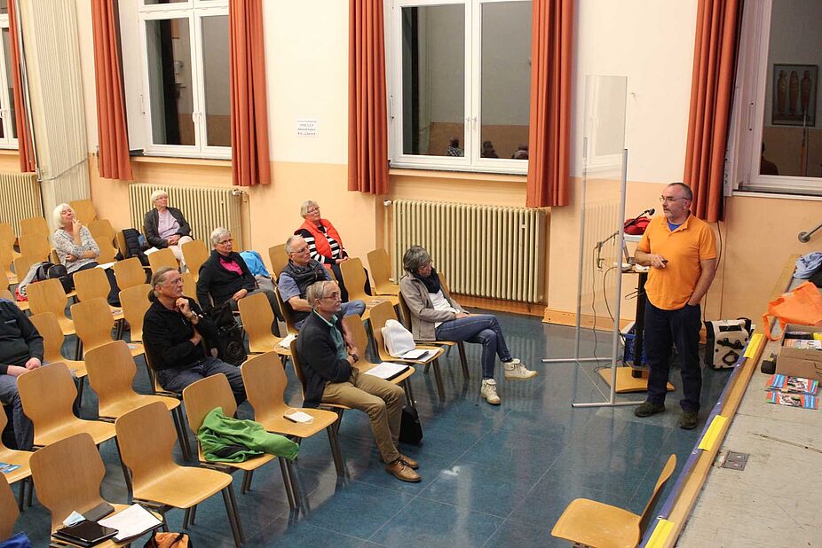 Der neue Vorsitzende präsentiert Ausblick auf 2021 Blick von der Bühne auf vortragenden Vorsitzenden