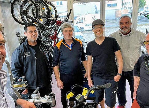 Besuch im Autohaus Gruppenbild in Fahrradwerkstatt