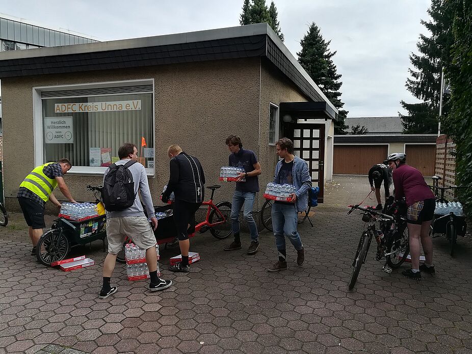 Verladung der Getränke am FIZe Verladung der Getränke am FIZe