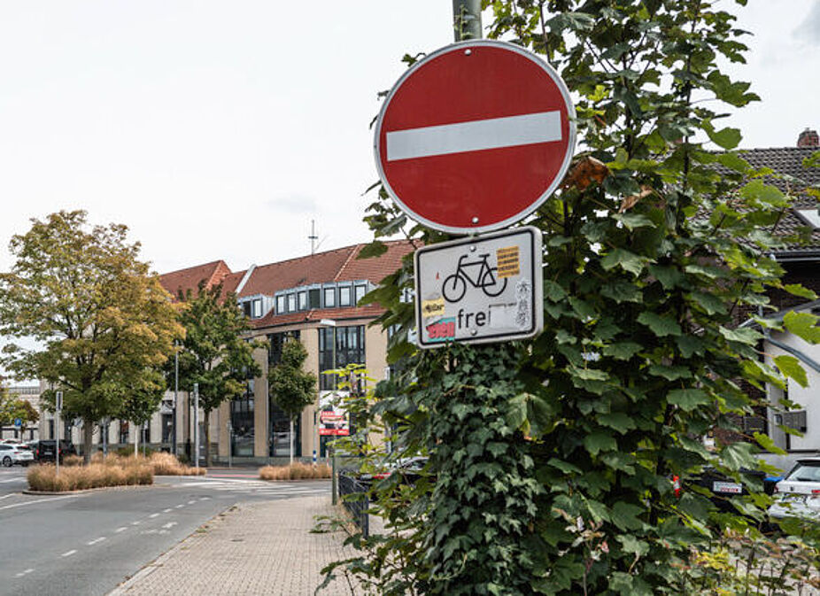 Graf-Adolf-Straße: Fahren gegen Einbahnstraße Graf-Adolf-Straße: Fahren gegen Einbahnstraße für Radfahrer erlaubt
