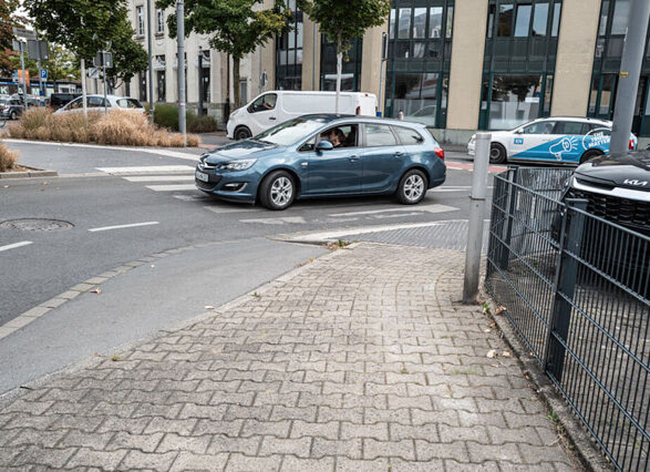 Abbiegen aus Graf-Adolf-Straße für Fahrräder erlaubt _ hohes Risiko! Abbiegen aus Graf-Adolf-Straße für Fahrräder erlaubt - hohes Risiko