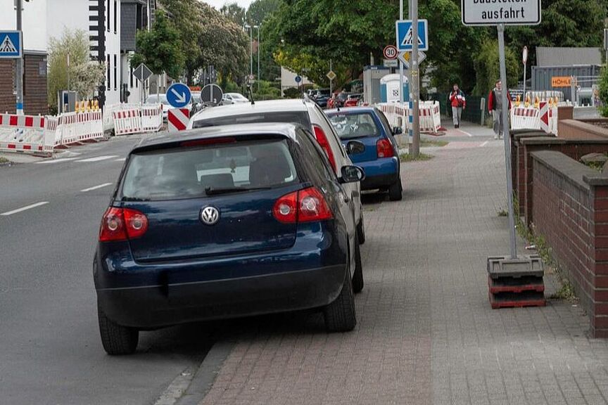 Hier bleibt nicht viel Platz auf der Radspur