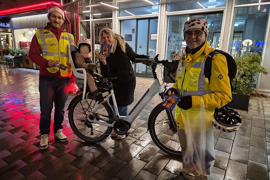 Weihnachtsaktion Der ADFC Lünen verteilt Lebkuchen an Radfahrende