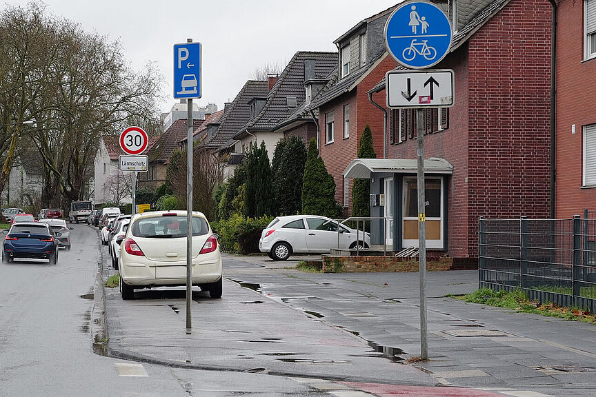 Parken auf dem Radstreifen ist hier Pflicht Parken auf dem Radstreifen ist hier Pflicht
