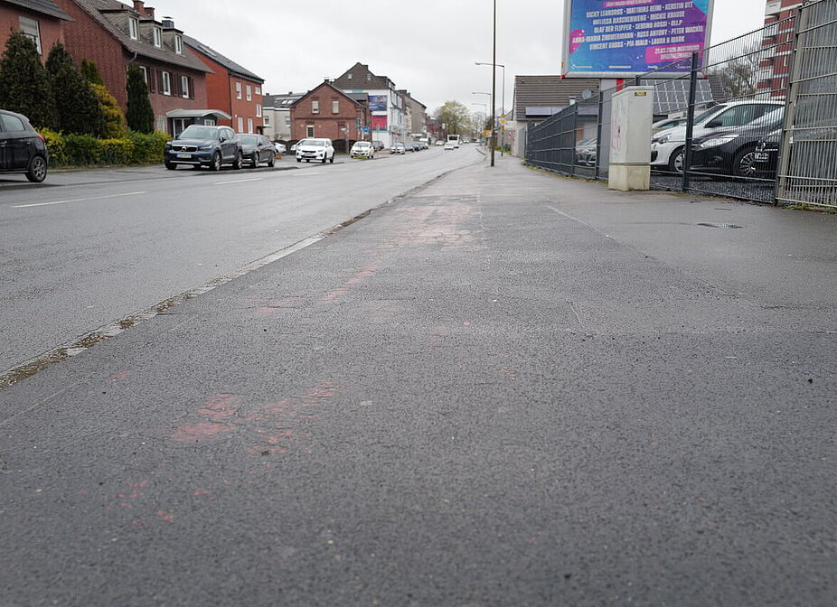 Der ehemals gekennzeichnete Radweg ist kaum wahrnehmbar Der ehemals gekennzeichnete Radweg ist kaum wahrnehmbar