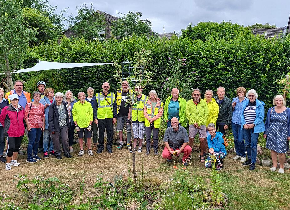 Teilnehmer der Radtour in einem privaten Garten Schulgarten Umwelt & Heimat