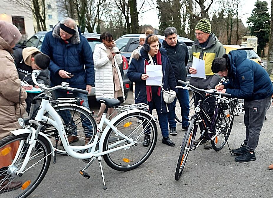 Die aufgearbeiteten Fahrräder werden übergeben Die aufgearbeiteten Fahrräder werden übergeben