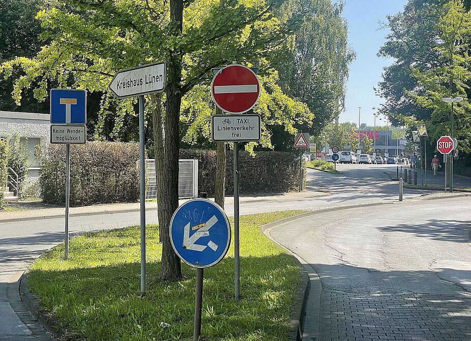 Einfahrt REWE-Markt vom "Im Engelbrauck"