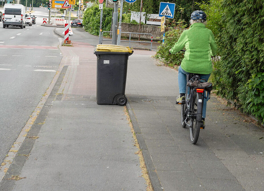 Ausweichen auf den Fußweg erforderlich - aber die Radspur erkennt man ohnehin kaum
