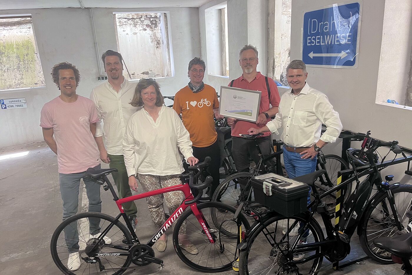 v.l. Marius Burger (CTO Symmedia ), Andreas Thal (Geschäftsführer, CEO Symmedia), Anja Heidbreder-Diekmann (HR), Andreas K. Bittner (ADFC, "Fahrradfreundlicher Arbeitgeber"), Daniel Löbbe (Radverkehrskoordinator), Jürgen Ringmann (CFO)