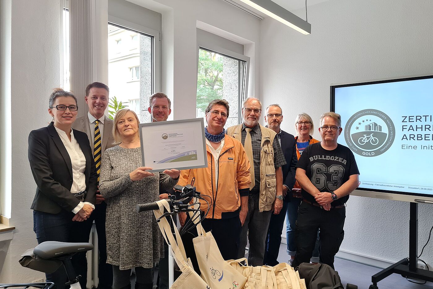 Staatssekretär Dr. Dirk Günnewig, das Team der Radverkehrskoordinierenden im FM NRW und Dr. Andreas Bittner (ADFC) bei der Auszeichnung des Finanzministeriums als "Fahrradfreundlicher Arbeitgeber" in Gold am 29. September 2023. 