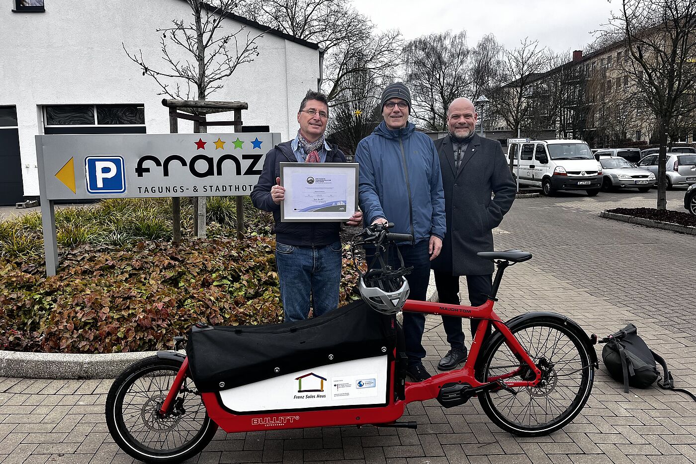 Das inklusive Hotel Franz in Essen (zertifizierter Bett+Bike-Betrieb) gehört zum re-zertifizierten  "Fahrradfreundlichen Arbeitgeber", dem Trägerverein des Franz Sales Haus. Von links: Andreas K. Bittner (ADFC-Projekt "Fahrradfreundlicher Arbeitgeber"), Ewald  Brüggemann (Radverkehrskoordinator und Sportlicher Leiter DJK Franz Sales Haus e. V.) und der  neue Geschäftsführer des Trägervereins Holger Gierth.