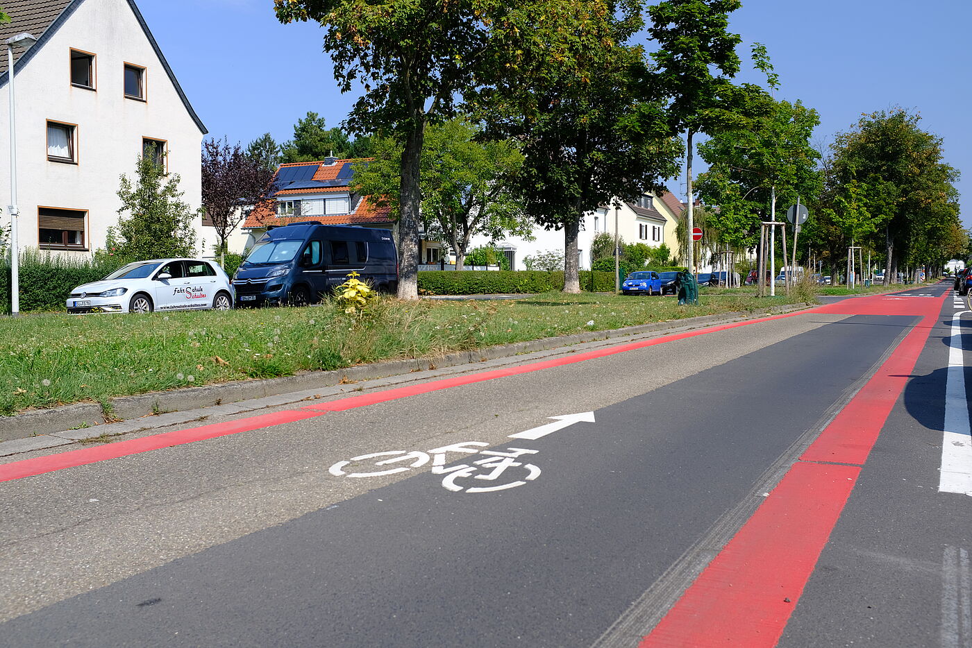 Deutliche Kennzeichnung als Fahrradstraße. 
