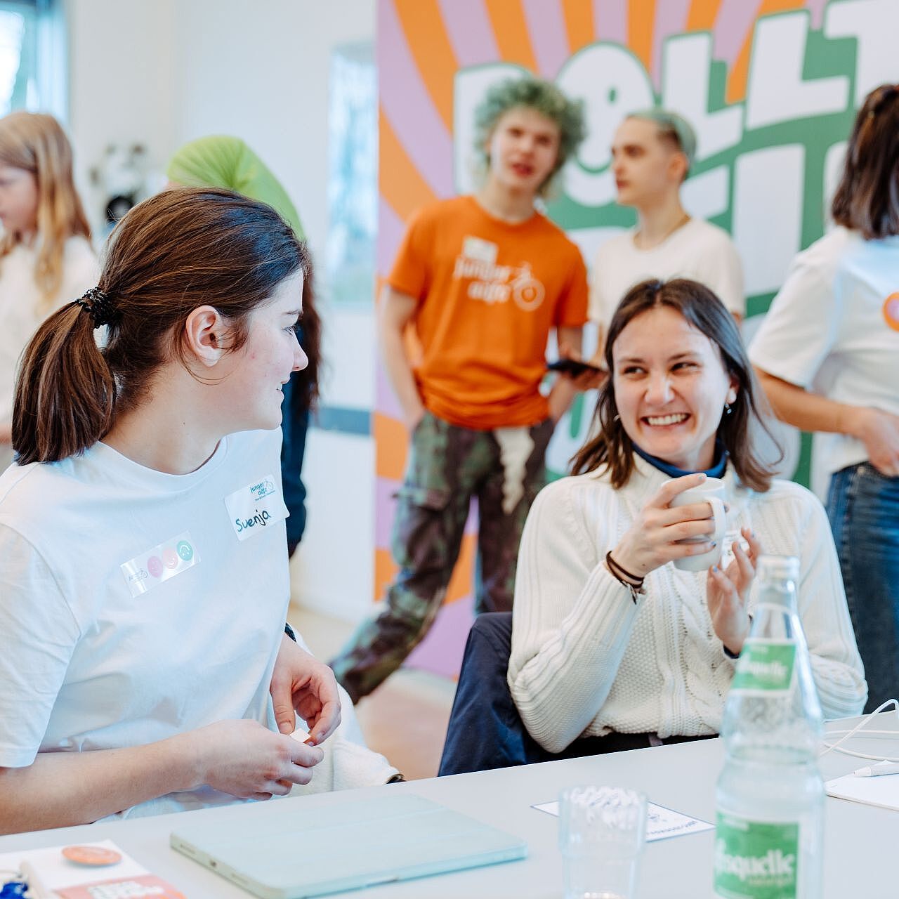 Gespräch Landesjugendversammlung 2026 Zwei Teilnehmerinnen im Gespräch bei der Landesjugendversammlung 2026