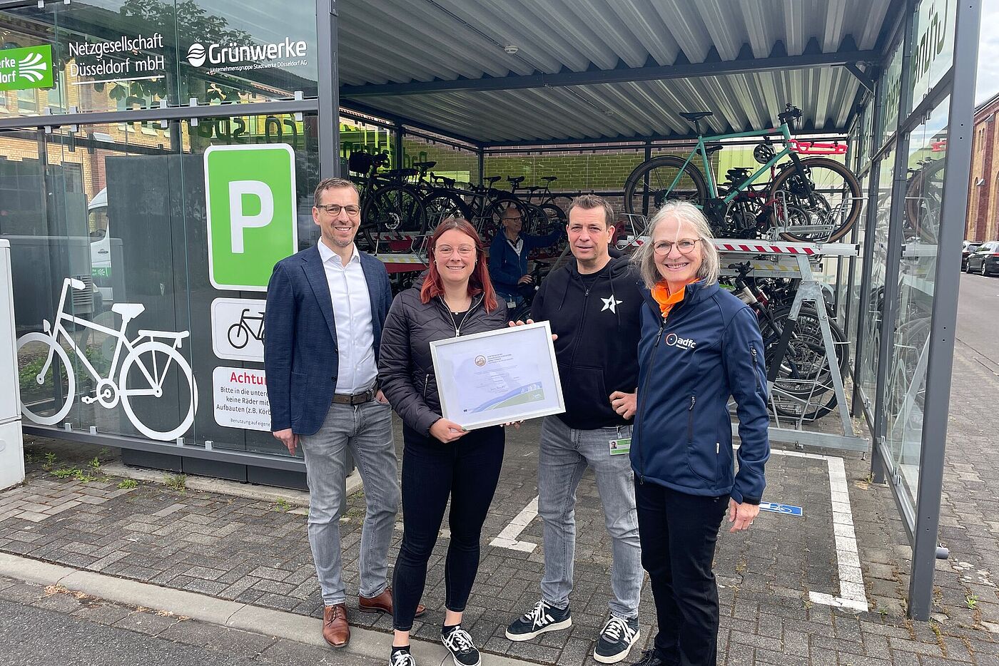 Zertifikatsübergabe (Gold) an die Stadtwerke Düsseldorf AG (SWD) mit verschiedenen Vertreter:innen der Stadtwerke und des ADFC