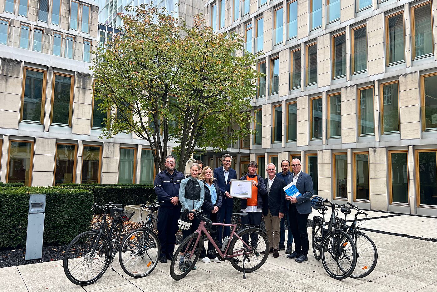 Das Oberlandesgericht hat als erstes Gericht in Deutschland eine Zertifizierung der Fahrradfreundlichen Arbeitgeber erhalten. OLG-Präsdent Dr. Werner Richter nahm das Zertifikat für die Gold-Zertifizierung am 16. Oktober 2025 entgegen.