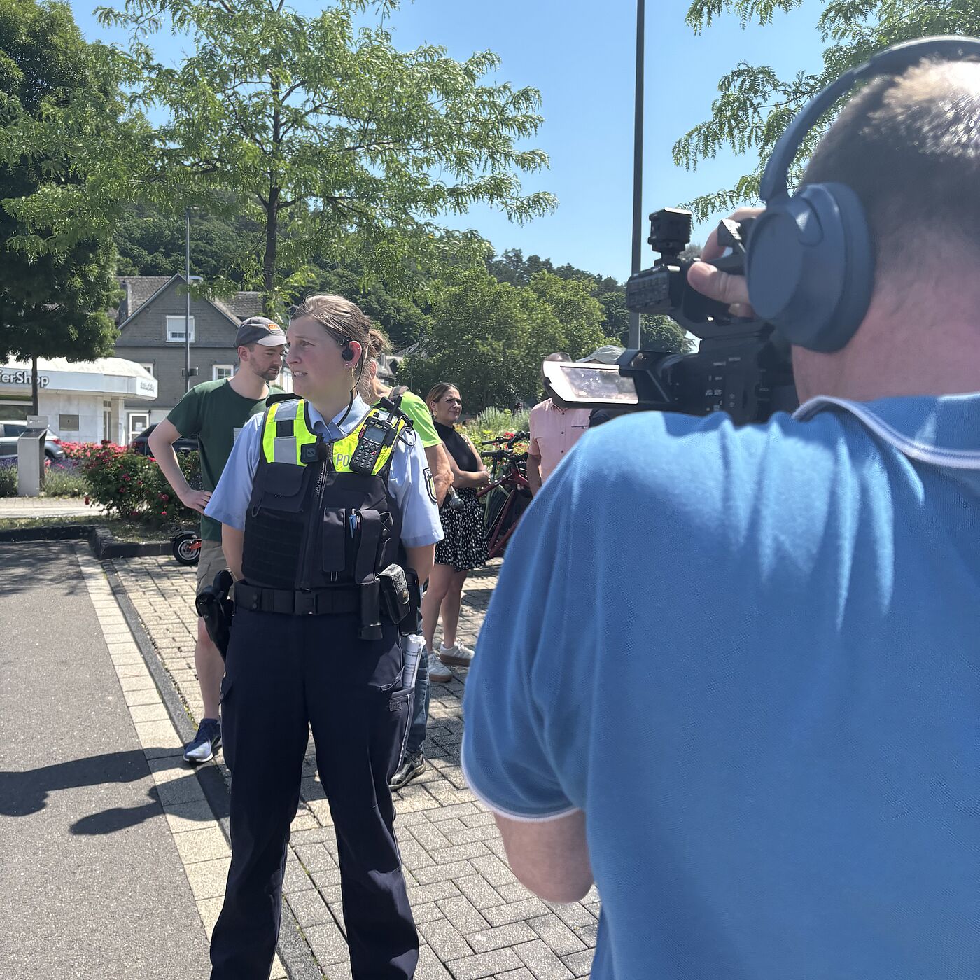 Pressesprecherin Polizei vor der Kamera Die Sprecherin Frau Teichmann der Polizei Siegen-Wittgenstein erläutert die Kontroll-Aktion für einen WDR-Beitrag. Es waren einige Medienvertreter:innen anwesend.