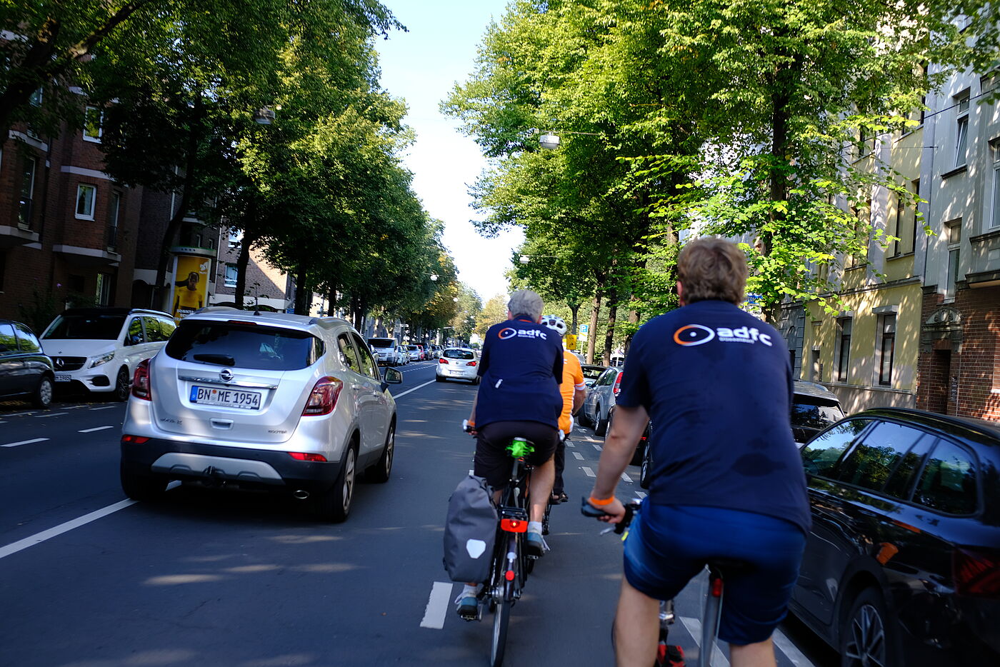 Da wo die Schutzsteifen schmal werden (Hochstadenring/ Kaiser-Karl-Ring) und entlang von parkenden Autos geführt werden, wird es leider eng und gefährlich für den Radverkehr. 