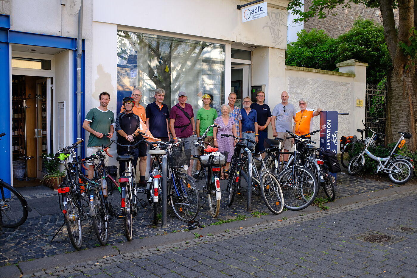 Die Exkursion endet am ADFC-RadHaus in der Bonner Altstadt ( Breite Str. 71, 53111 Bonn). Leider sind auf dem Gruppenbild nicht mehr alle Teilnehmer:innen der Exkursion zu sehen. Sonnenschein, viele interessante Stationen und lange Rückfahrten quer durch NRW veranlassten manche schnell zum Bonner Bahnhof zu kommen. 