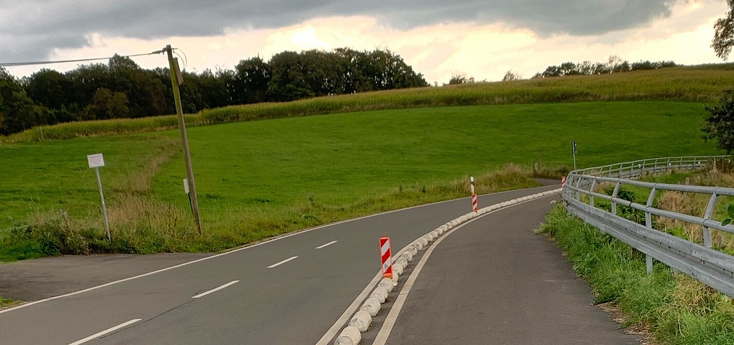 Protected Bike-Lane an der Kreisstraße K5 an der Bevertalsperre im Oberbergischen Kreis Protected Bike-Lane an der Kreisstraße K5 an der Bevertalsperre im Oberbergischen Kreis