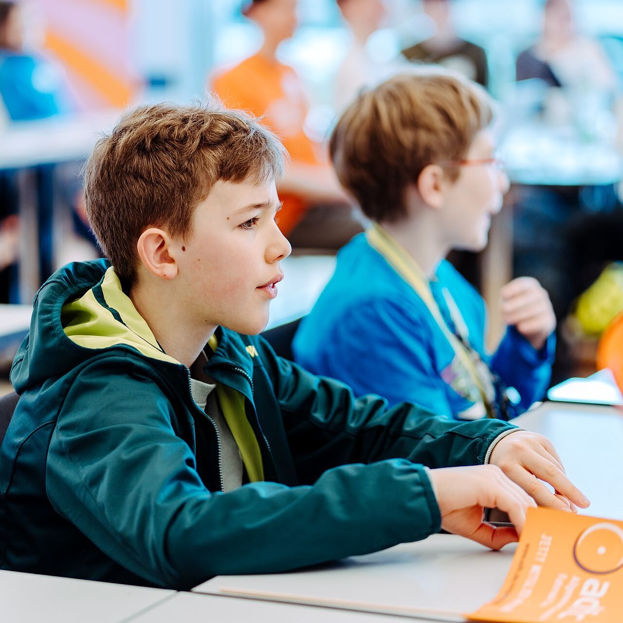 Zwei jüngere Teilnehmende Landesjugendversammlung 2026 Zwei jüngere Teilnehmende bei der Landesjugendversammlung 2026