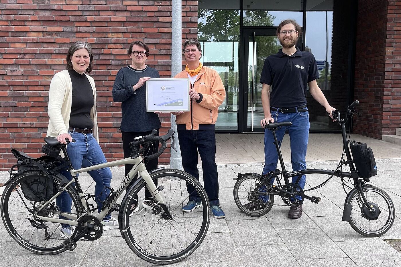Das Bild zeigt die Zertifikats-Übergabe mit Verena Reuter (Vorstand ADFC NRW), Gernot Steinberg (Geschäftsführer Planersocietät), Andreas K. Bittner (ADFC Projekt Fahrradfreundlicher Arbeitgeber), Felix Regelsberger (Radverkehrsbeauftragter Planersocietät).