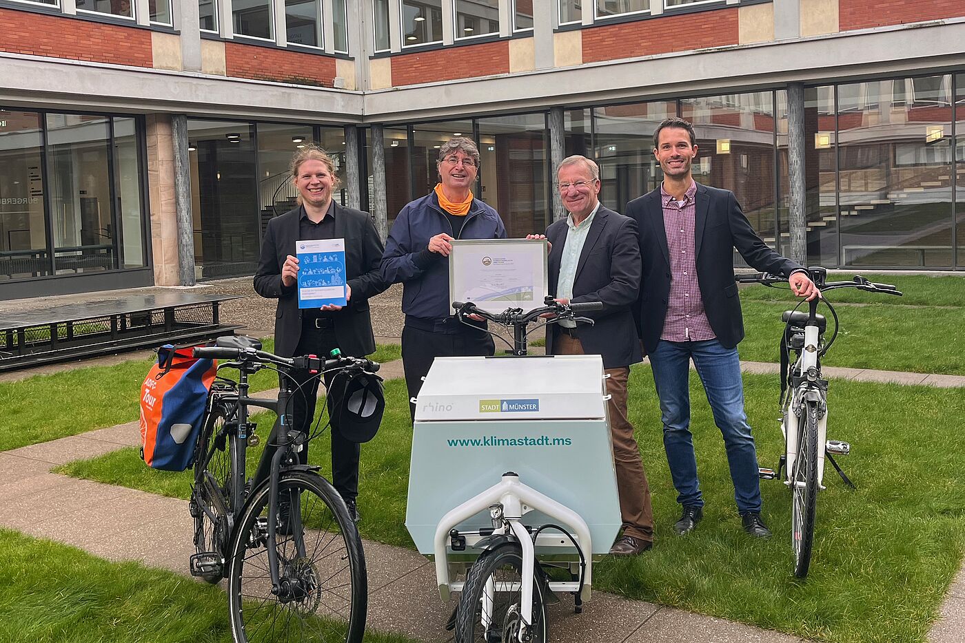 Zertifikatsübergabe in Gold Stadt Münster am Standort Stadthaus 1 am 28.10.2025. Von links: David Kröger (Mobilitätsmanager und Radverkehrskoordinator), Andreas K. Bittner (ADFC Projekt "Fahrradfreundlicher Arbeitgeber), Wolfgang Heuer (Beigeordneter Stadt Münster und Dezernat für Personal, Organisation, Ordnung, Feuerwehr und IT) und Stefan Elsässer Fachstellenleiter Mobilitätsmanagement)