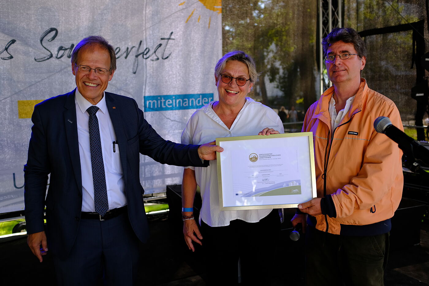 Prof. Dr. Dr. h.c. mult. Wolfgang Holzgreve (Ärztlicher Direktor und Vorstandsvorsitzender), Charlotte Kaspari (Leitung Geschäftsbereich 6 - Facility Management), Andreas K. Bittner (ADFC "Fahrradfreundlicher Arbeitgeber") bei der Auszeichnung im August 2023.
