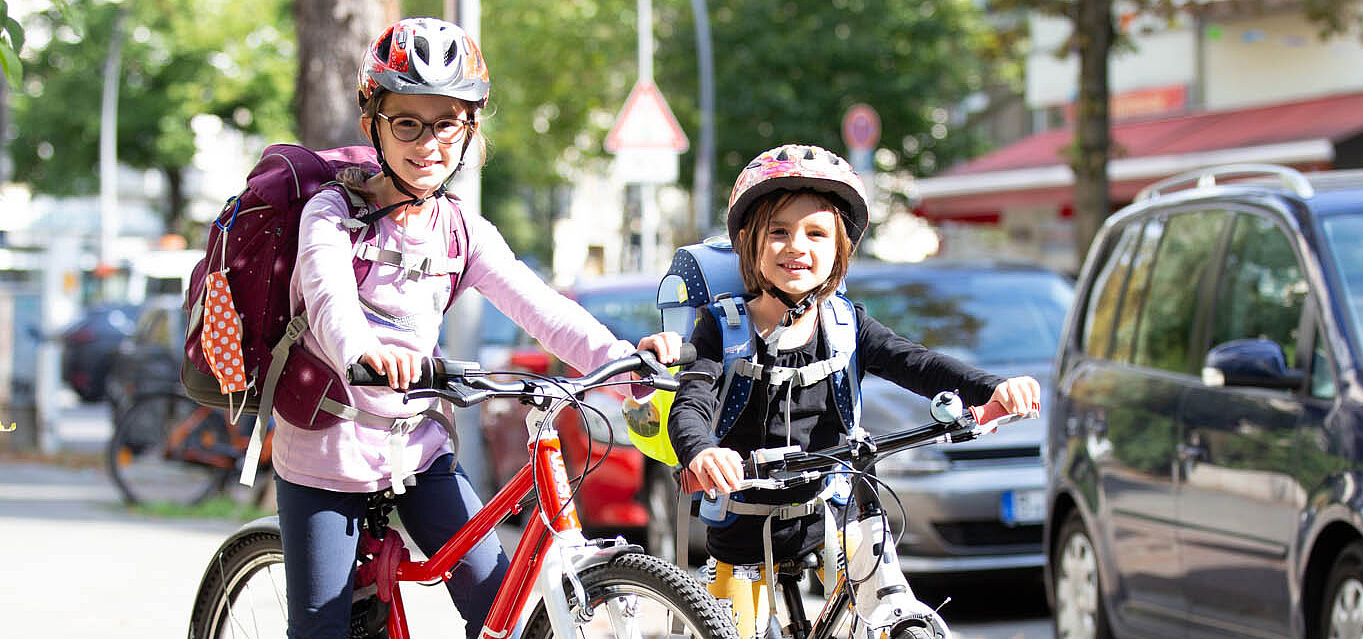 Maedchen_mit_Ranzen_auf_dem_Fahrrad_ADFC_April_Agentur Mädchen mit Ranzen auf dem Fahrrad.