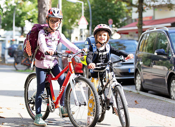 Maedchen_mit_Ranzen_auf_dem_Fahrrad_ADFC_April_Agentur Mädchen mit Ranzen auf dem Fahrrad.