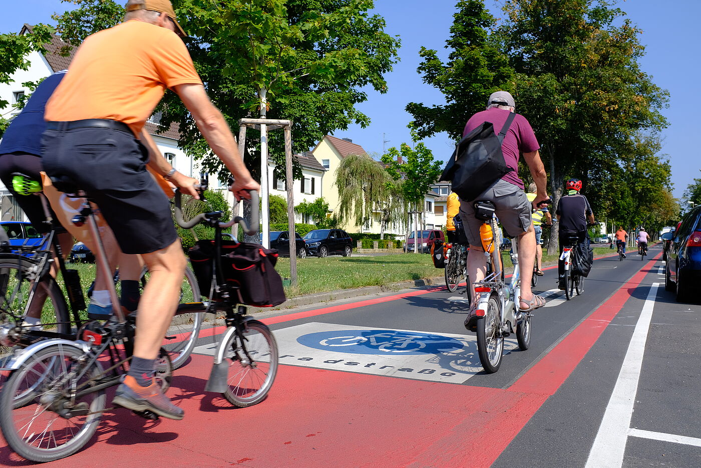 Zügiges vorankommen auf einer Fahrradstraße in Bonn. Wer auf der Fahrradstraße unterwegs ist, genießt an den meisten Querstraßen Vorfahrt. 