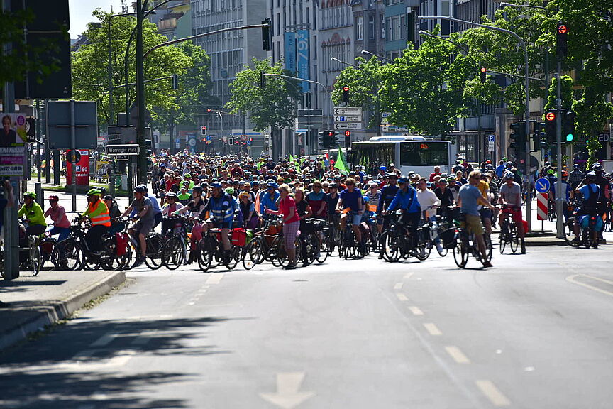 5.000 Radfahrende in der Landeshauptstadt Düsseldorf Viele Radfahrende auf einer Straße in Düsseldorf bei der ADFC Sternfahrt NRW 2022