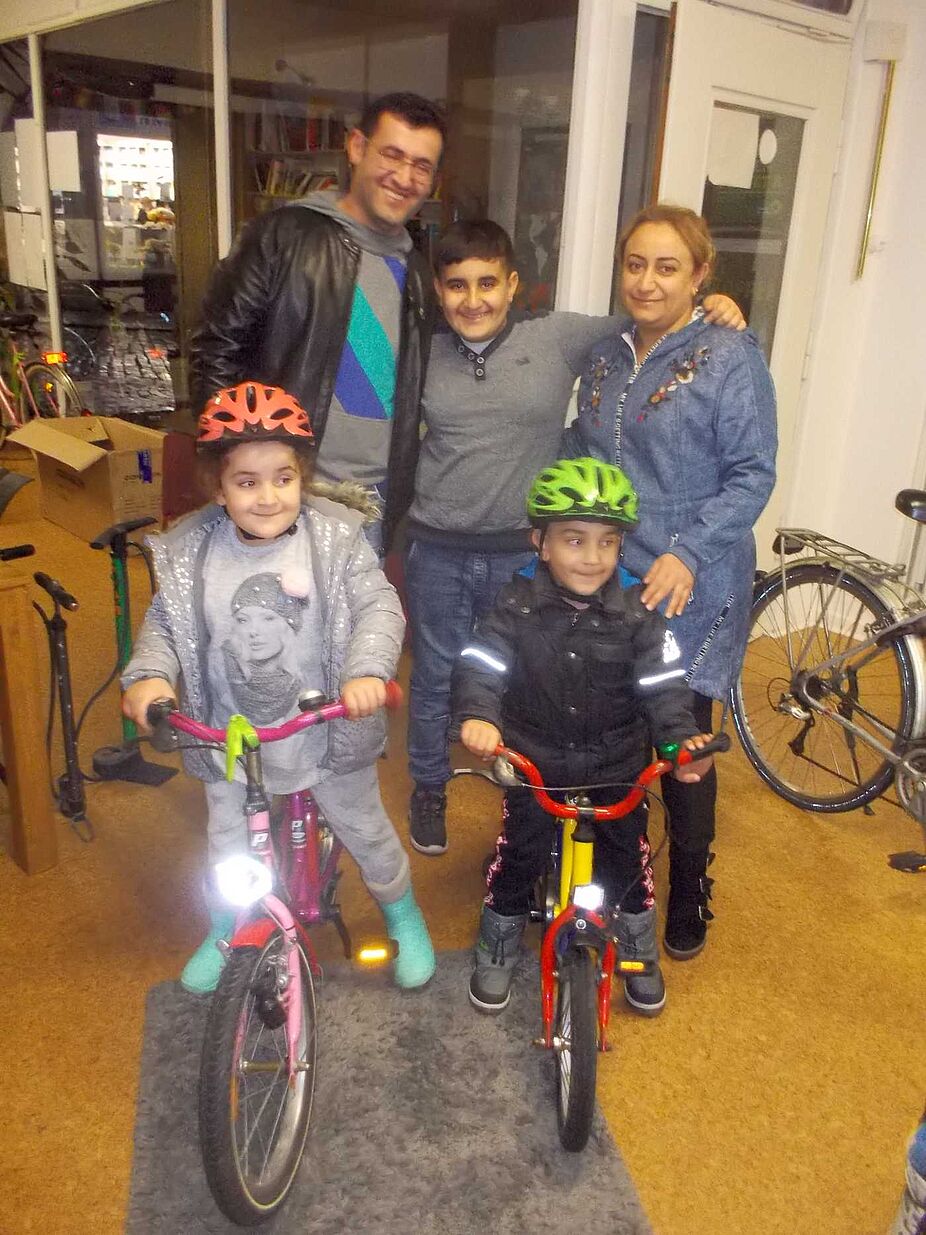 Übergabe von Kinderfahrrädern