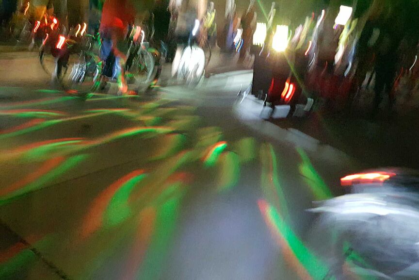 Buntblinkende Räder auf der BikeNight