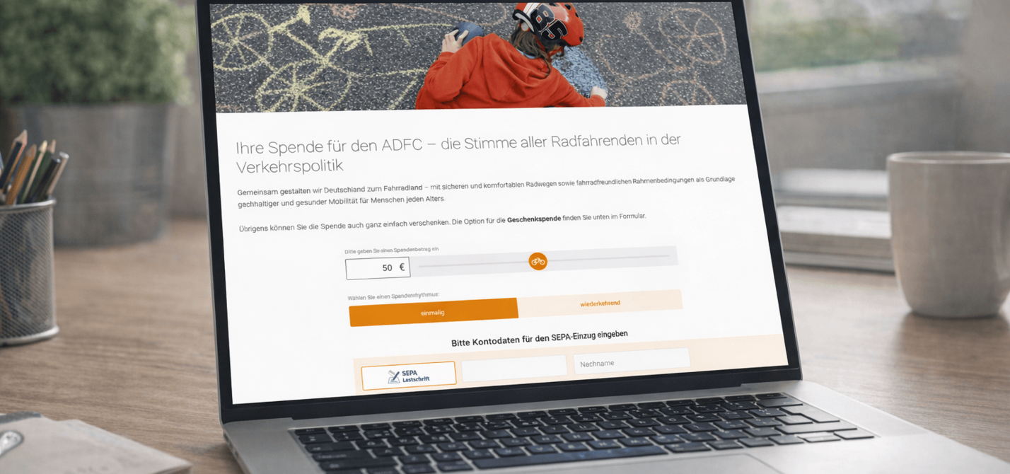 Ein Laptop steht auf einem Tisch. Auf dem Bildschirm ist die Spendenseite des ADFC zu sehen.