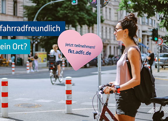 Eine Frau mit Rucksack fährt mit dem Fahrrad durch eine belebte Straße in der Stadt. Im Hintergrund fahren weitere Menschen mit dem Rad. Die Grafik wirbt für den ADFC-Fahrradklima-Test 2026.