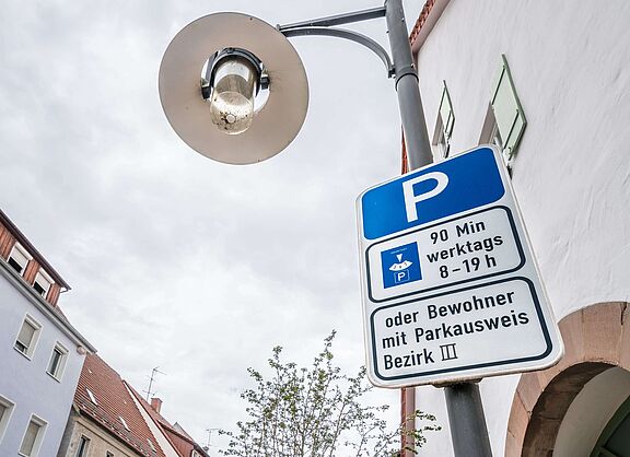 Parkschild mit Zeitbeschränkung