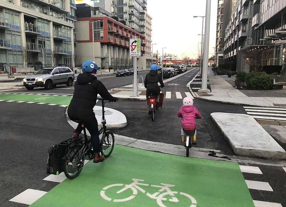 Geschützte Kreuzung ("Protected Intersection") in Vancouver / Kanada  Geschützte Kreuzung in Vancouver / Kanada
