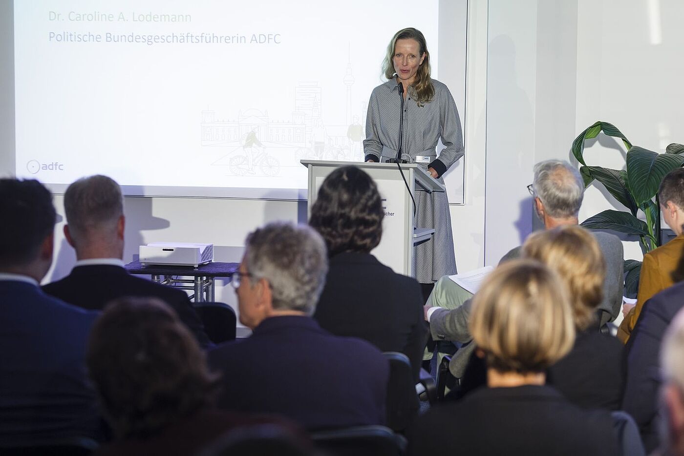 Dr. Caroline Lodemann, die Politische ADFC-Bundesgeschäftsführerin, stellte u. a. die Erfolge des ADFC vor. Dr. Caroline Lodemann, die Politische ADFC-Bundesgeschäftsführerin, stellte u. a. die Erfolge des ADFC vor.