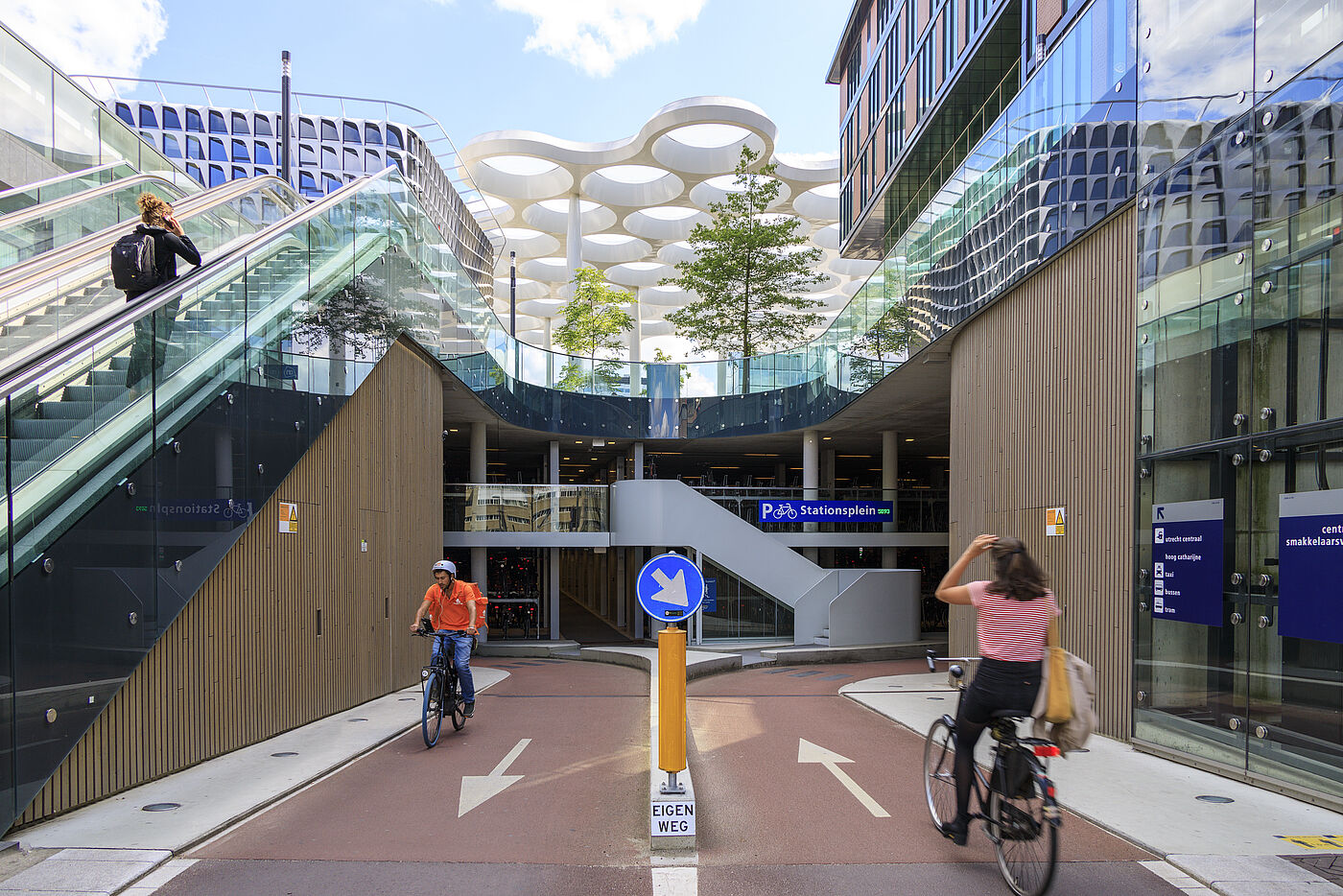 Zufahrt zum Fahrradparkhaus am Hauptbahnhof in Utrecht.