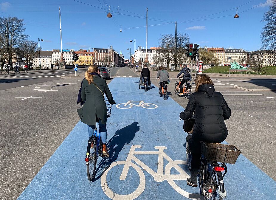 Großzügige Radwege in Kopenhagen Befahrener Radweg in Kopenhagen