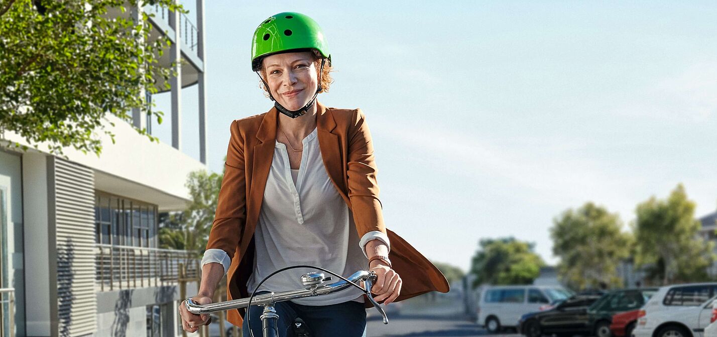 Frau auf Fahrrad, Themenbild zur Aktion „Mit dem Rad zur Arbeit“