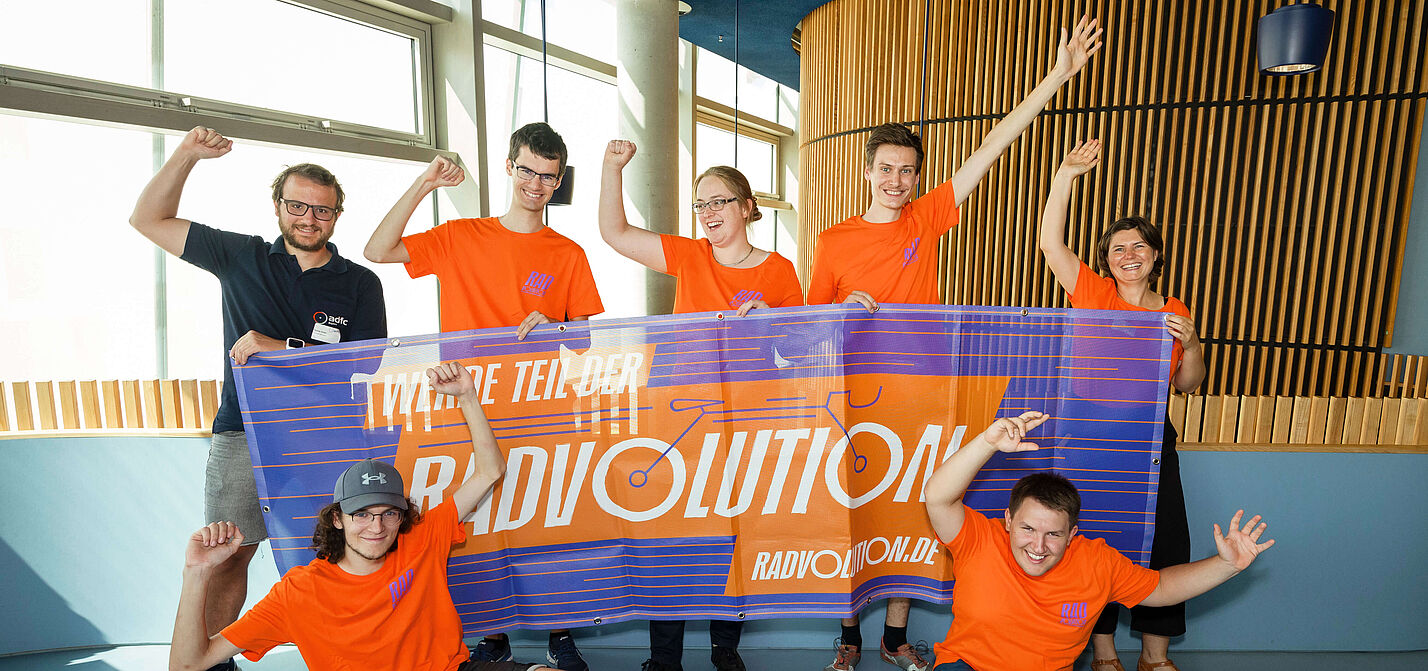 ADFC-Kongress Junge Menschen Eine Gruppe junger Menschen mit einem großen Banner Radvolution.