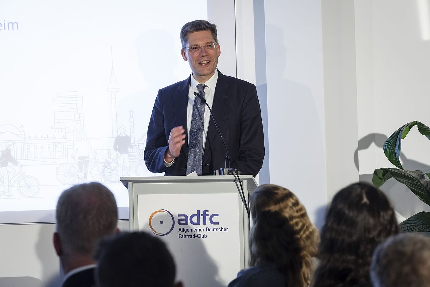 Der Parlamentarische Staatssekretär im Bundesverkehrsministerium Christian Hirte (CDU) betonte, man wolle der gestiegenen Bedeutung des Fahrrads Rechnung tragen. Der Parlamentarische Staatssekretär im Bundesverkehrsministerium Christian Hirte (CDU) betonte, man wolle der gestiegenen Bedeutung des Fahrrads Rechnung tragen.