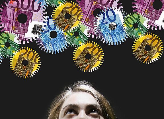 Frau schaut nach arbeitendem Geld